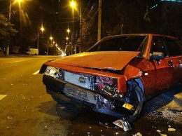 Ночное ДТП: в центре Мариуполя автомобиль влетел в столб. Водитель сбежал. - ФОТО
