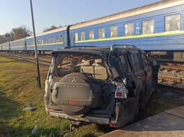 Под Харьковом поезд протаранил авто депутата (фото)