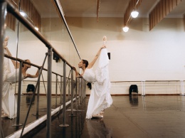 За кулисами: балерина Екатерина Ханюкова на репетиции «Манон»