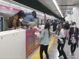 В Токио неадекват напал с ножом на пассажиров метро, а после поджег в вагоне горючую жидкость