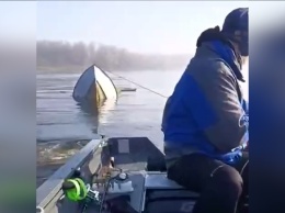 В Днепре столкнулись баржа и лодка: трое рыбаков оказались в воде