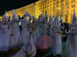 В Киеве группа нарядилась в костюмы Ку-клукс-клана