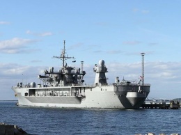Флагманский корабль Шестого флота ВМC США идет в Черное море