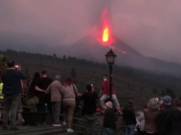 Извергающийся вулкан привлек тысячи туристов на остров Ла-Пальма