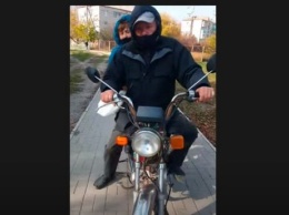 В Геническе водитель мотоцикла и его пассажирка устроили потасовку с пешеходом