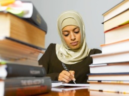 С хиджабом, но без документов: девушке в киевском вузе не хотели выдавать студенческий
