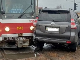 Возле "Барабашово" трамвай столкнулся с машиной: собралась пробка