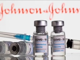 Вакцина J&J повышает риск образования тромбов, предполагают ученые