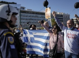 Медработники Греции протестуют против обязательной COVID-вакцинации