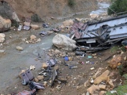 В Кашмире автобус сорвался в ущелье: 22 жертвы