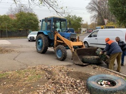 В Одессе коммунальщики начали убирать с клумб старые шины