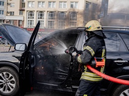 В Киеве на Оболони во время движения загорелся внедорожник Kia