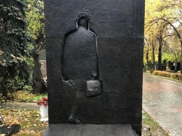 С интересным смыслом: на могиле Жванецкого установили необычный памятник