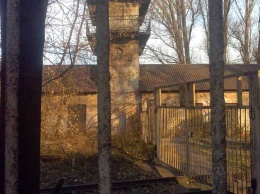 В заброшенной зоне металлургического завода в Каменском обнаружили первый дом со шпилем