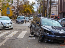 Тройная авария в Днепре на Паторжинского: у Skoda оторвало колесо