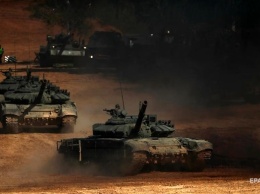 РФ снова направила танки к границе с Украиной - Bloomberg