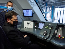 Зеленского в новом поезде УЗ посадили за руль машиниста
