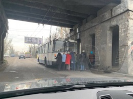 В Херсоне пассажирам пришлось собственноручно толкать заглохший троллейбус