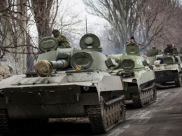 Россия перебрасывает танки к украинской границе, - Bloomberg