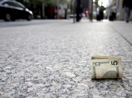 Не ведитесь: в Днепре под ноги прохожим начали бросать пачку долларов