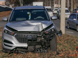 В Днепре на Макарова Hyundai сбил светофор