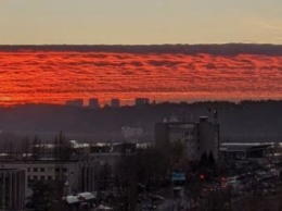 Над Киевом "загорелось" небо: в сети появились фото огненного заката