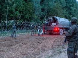 Польша показала белорусских силовиков с винтовками и РПГ на границе