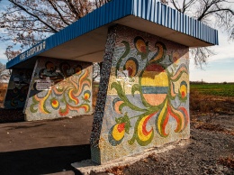 На остановках в Запорожской области сохранились яркие мозаики прошлого века - фото