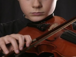 Ночью играл на скрипке для прохожих: в Одессе накажут родителей 10-летнего мальчика
