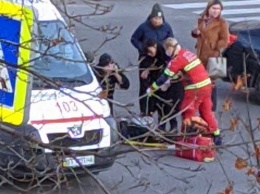 В центре Харькова кроссовер сбил двух людей на пешеходном переходе (видео)