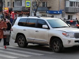 Протащил под капотом: в Харькове Land Cruiser сбил несколько детей на пешеходном переходе (видео)