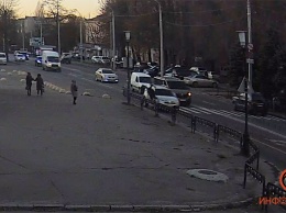 В Днепре на Криворожской Renault сбил мужчину на переходе: видео момента ДТП