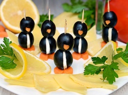 Простые и полезные рецепты: как приготовить пингвинов из маслин и сливочного сыра