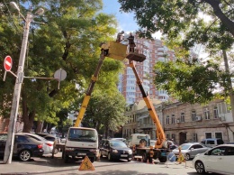 В историческом центре Одессы устанавливают современные светодиодные светильники. Видео