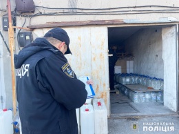 Николаевец устроил в гараже точку продажи контрафактного алкоголя: полиция изъяла 3000 литров