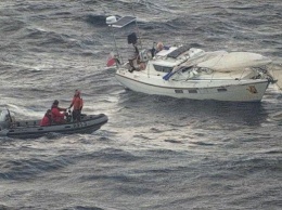 У берегов Франции авианосец протаранил яхту