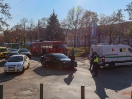 Трамваи стоят: в Днепре на Святослава Храброго столкнулись инкассаторская машина и Mazda