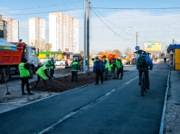 На двух колесах через весь Киев: обустраивается последний участок велодорожки с Троещины в центр