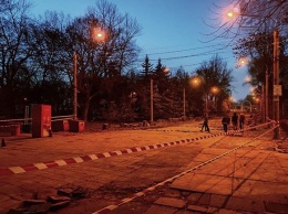 Разбирают тротуар: в Запорожье началась реконструкция "Дубовой рощи"