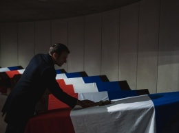 Макрон изменил флаг Франции