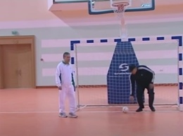 Глава Туркменистана поиграл с министрами в футзал