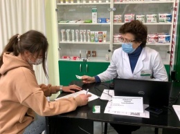 Прямо посреди аптеки: в центре Одессы открыли пункт вакцинации