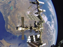 Экипаж МКС спрятался в кораблях «Союз» и SpaceX Crew Dragon из-за угрозы столкновения с космическим мусором