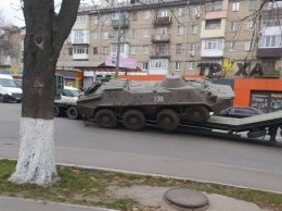 В Харькове БТР свалился с тягача