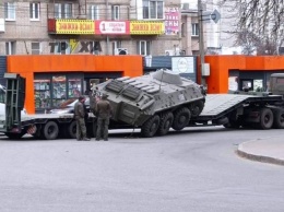 БТР перевернулся посреди дороги в Харькове (ФОТО, ВИДЕО)