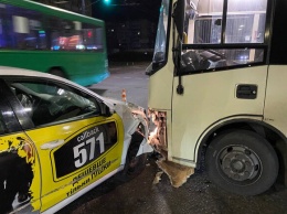 Пострадала пассажирка: на Троещине столкнулись такси и маршрутка