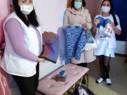 Новомосковские волонтеры связали шерстяные комплекты для павлоградских новорожденных