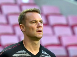 Бавария намерена продлить на два года контракт с Нойером