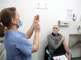 Почти половина украинцев считают вакцину опаснее коронавируса