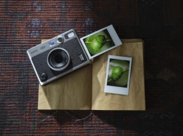 Новая камера Instax Mini Evo позволит вам перемещать фото между смартфоном